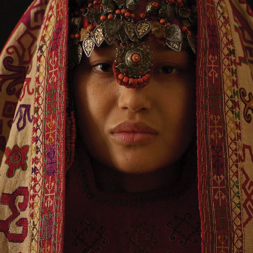 Una mujer uzbeka con traje tradicional