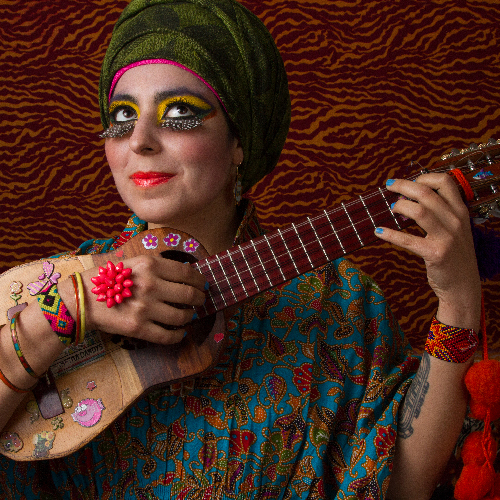 Una mujer con maquillaje colorido tocando un instrumento.