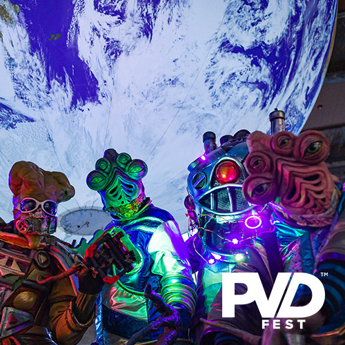Un grupo de extraños extraterrestres frente a una vista del planeta Tierra desde el espacio